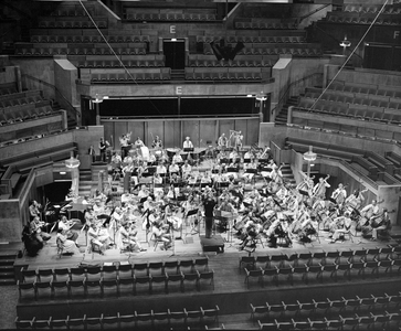 882448 Afbeelding van een repetitie van het Utrechts Stedelijk Orkest (USO) in de grote zaal van het Muziekcentrum ...